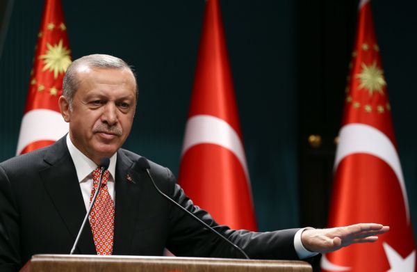 Erdogan pokračuje v čistkách. Je vydán zatykač na 42 novinářů. 