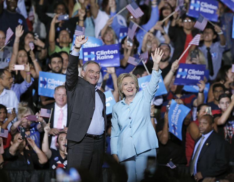 Hillary Clintonová se svým kandidátem na viceprezidenta Timem Kainem.