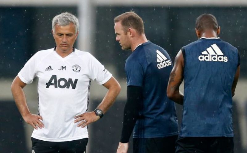 Trenér Manchesteru United Jose Mourinho s hráči na tréninku.