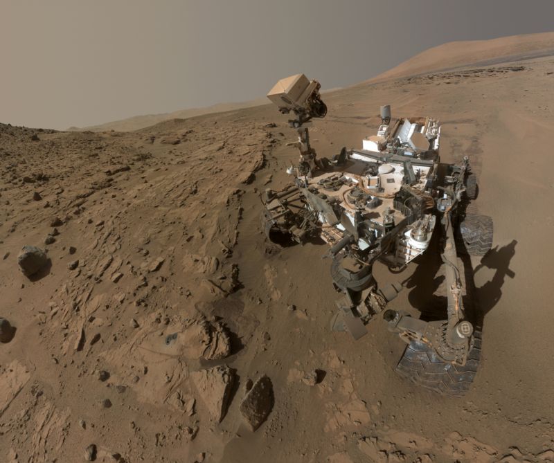 Na snímku robotický rover NASA Curiosity.