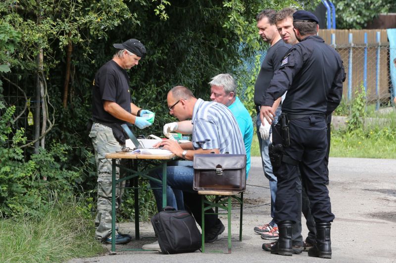 Vyšetřovatelé po střelbě v Ostravě. Vyšetřovatelé po střelbě v Ostravě.