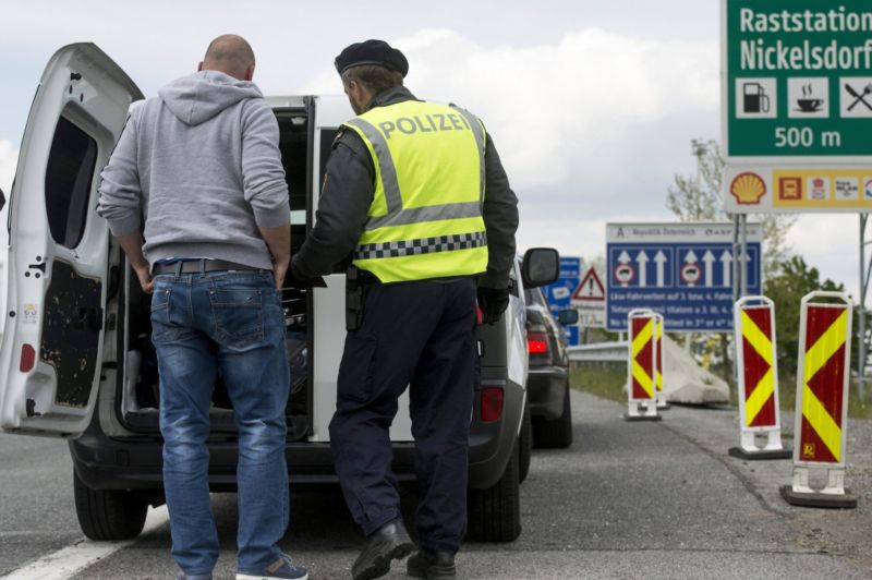 Rakouská policie kontroluje vozidlo kvůli migrantům (ilustrační foto). Rakouská policie kontroluje vozidlo kvůli migrantům (ilustrační foto).