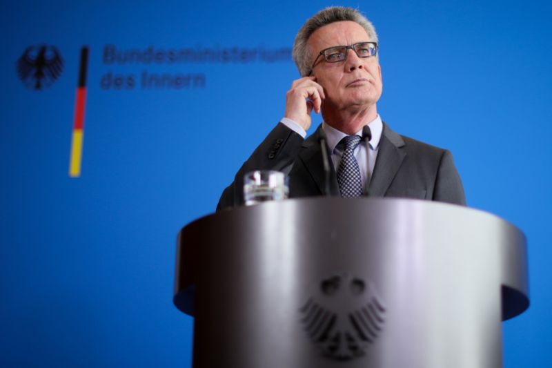 Německý ministr vnitra Thomas de Maizière na konferenci o útoku.