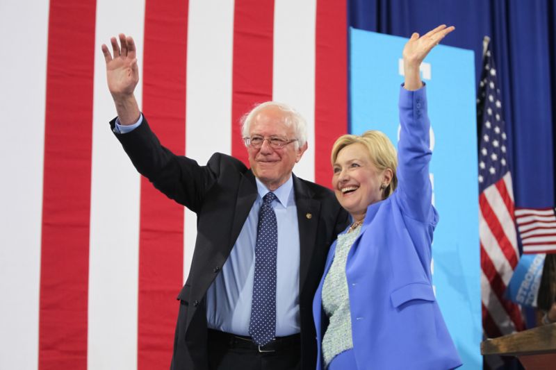 Bernie Sanders (vlevo) a Hillary Clintonová.
