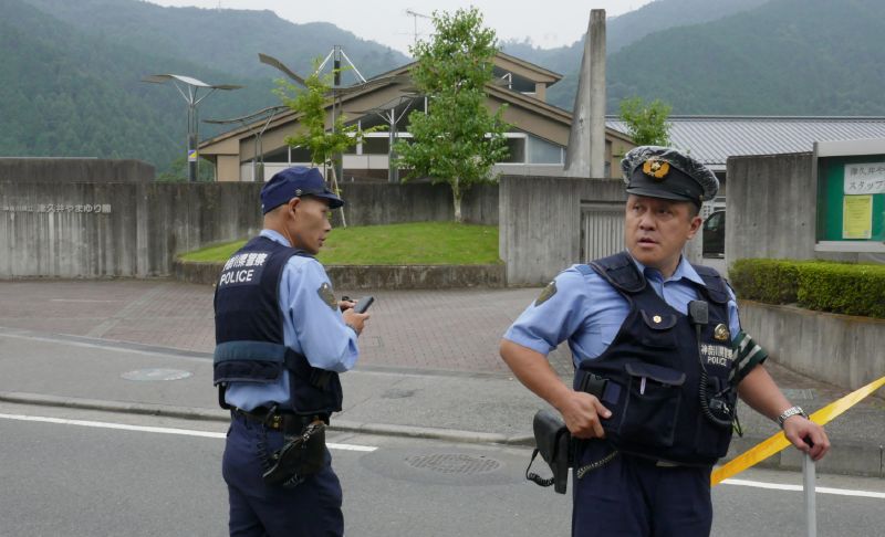 Útok nožem, přivolané policejní hlídky. 