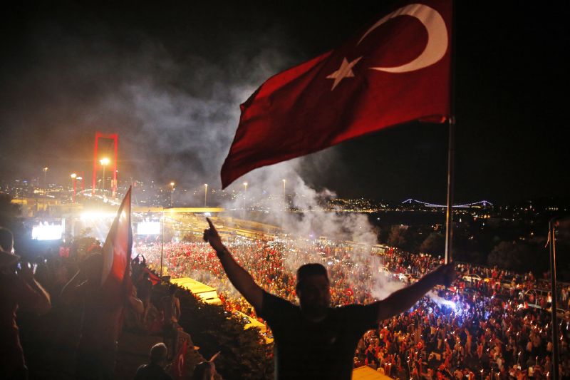 Yildirim rovněž oznámil, že istanbulský Bosporský most, který spojuje evropskou a asijskou část největšího tureckého města, ponese napříště jméno "Most mučedníků 15. července" na počest Turků, kteří při pokusu o vojenský puč zemřeli.