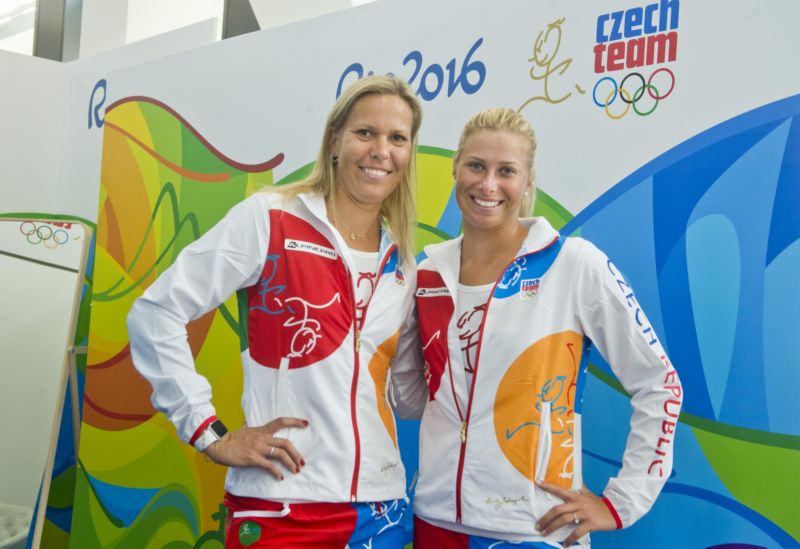 Lucie Hradecká (vlevo) a Andrea Hlaváčková.