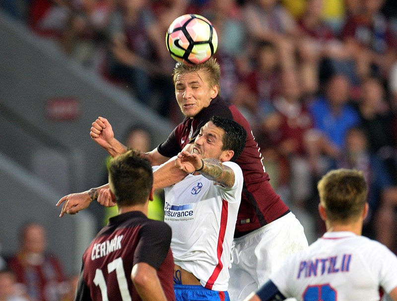 Martin Frýdek (vzadu) ze Sparty v souboji s hráčem Steauy Adnanem Aganovićem (uprostřed). Přihlížejí Aleš Čermák ze Sparty (zcela vlevo) a Mihai Pintilii ze Steauy (zcela vpravo).