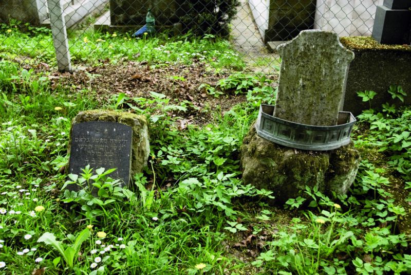 Židovský hřbitov v Prostějově byl zničen za německé okupace a náhrobní kameny si rozebrali lidé z města a okolích vesnic.