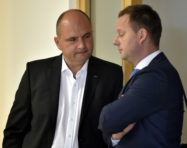 Majitel firmy Excalibur Army Jaroslav Strnad a vpravo Petr Kratochvíl.