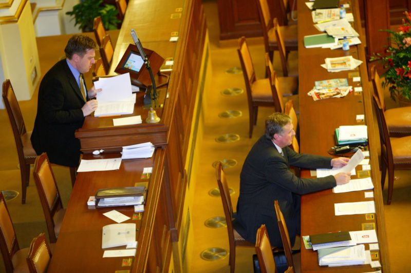 Absence politiků na důležitých jednání jsou více než časté, je na čase je řešit zákonem(ilustrační foto)?