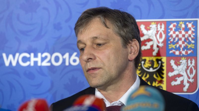 Trenér Josef Jandač. 