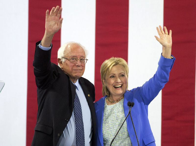 Bernie Sanders a protikandidáta Hillary Clintonové. 