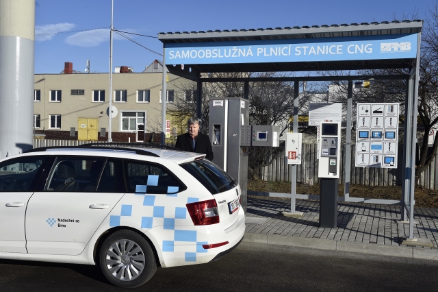 V Brně představil tamní dopravní podnik vlastní samoobslužnou stanici na CNG.