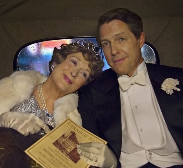 Meryl Streepová alias Florence Foster Jenkinsová po boku s Hughem Grantem.