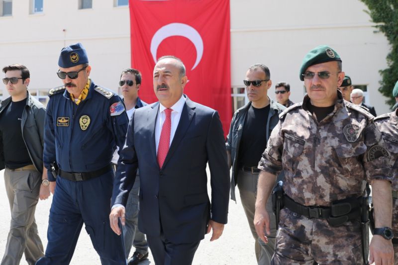 Turecký ministr zahraničí Mevlüt Çavusoglu (uprostřed).