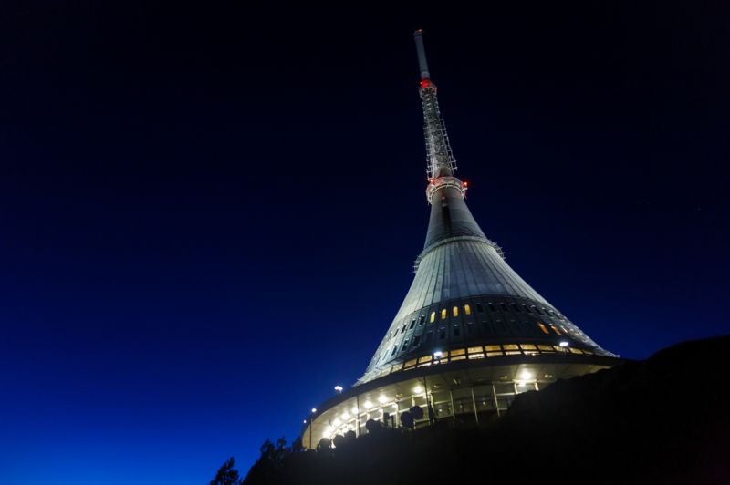 Hyperboloid unikátním způsobem slučuje funkci vysílače, hotelu a restaurace.