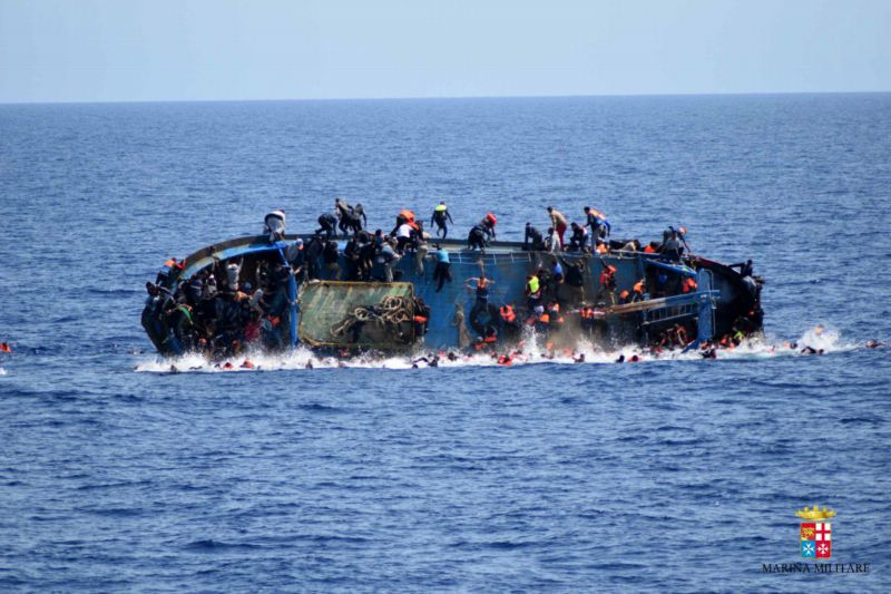 Převrácená loď s migranty na cestě do Itálie. Převrácená loď s migranty na cestě do Itálie.