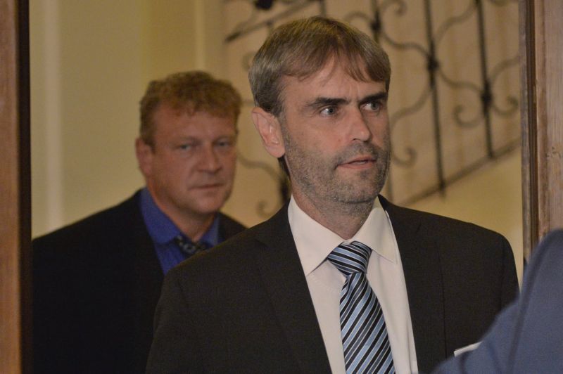 Bývalý ředitel ÚOOZ Robert Šlachta (vpravo) a bývalý šéf ostravské expozitury útvaru Jiří Komárek na schůzi sněmovní vyšetřovací komise k reorganizaci policie. Bývalý ředitel ÚOOZ Robert Šlachta (vpravo) a bývalý šéf ostravské expozitury útvaru Jiří Komárek na schůzi sněmovní vyšetřovací komise k reorganizaci policie.