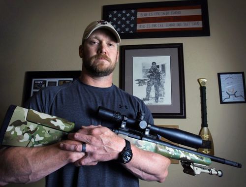 Legenda, Satan z Ramádí. To všechno byly přezdívky muže, který jako sniper zastřelil 160 nepřátel. V roce 2013 se stal obětí psychicky nemocného veterána Eddieho Raye Routha.