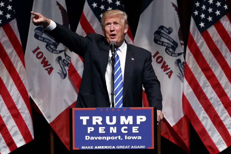 Republikánský kandidát Donald Trump si na Twitteru nebral servítky a ostře kritizoval demokratickou kandidátku Hillary Clintonovou.