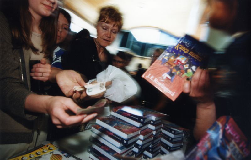 Fenomén kouzelnického světa Harryho Pottera se vrací po pěti letech. Nejprve na prknách divadla ve hře Harry Potter a prokleté dítě, v listopadu pak přijde do kin film Fantastická zvířata a kde je najít