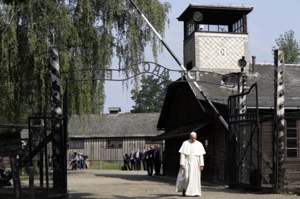 Papež František prošel pod bránou s nápisem Arbeit macht frei. Papež František prošel pod bránou s nápisem Arbeit macht frei.