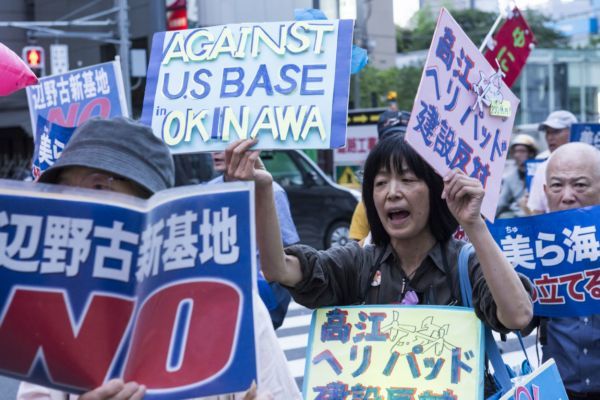V červnu protestovaly proti americkým vojákům na Okinawě desetitisíce lidí.