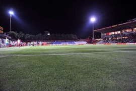 Potemnělý stadion Admiry.