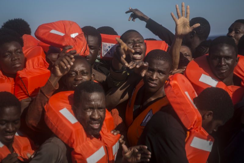 Zachránění libyjští uprchlíci. Zachránění libyjští uprchlíci.