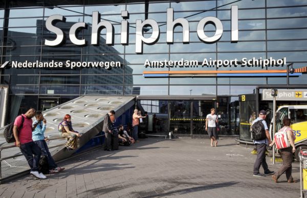Schiphol se nachází asi 16 kilometrů od metropole Amsterodamu.