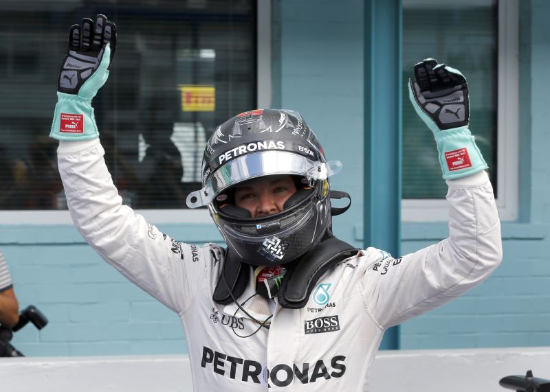 Německý pilot Nico Rosberg po vítězství v kvalifikaci na Velkou cenu Německa.