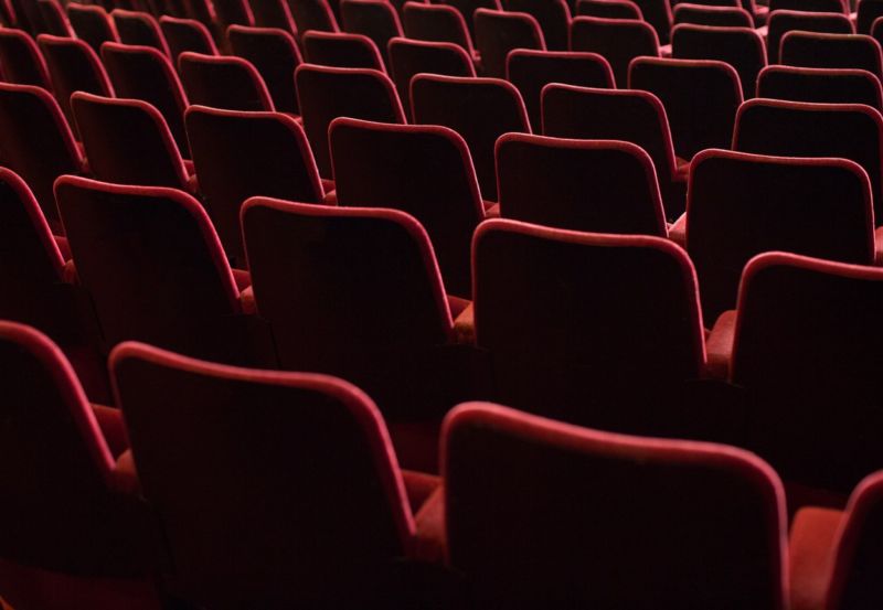 Pražský divadelní soubor Ty-já-tr/HROBESO zahraje v rámci festivalu amatérského divadlo Jiráskův Hronov komedii Dokonalá svatba. Pražský divadelní soubor Ty-já-tr/HROBESO zahraje v rámci festivalu amatérského divadlo Jiráskův Hronov komedii Dokonalá svatba.