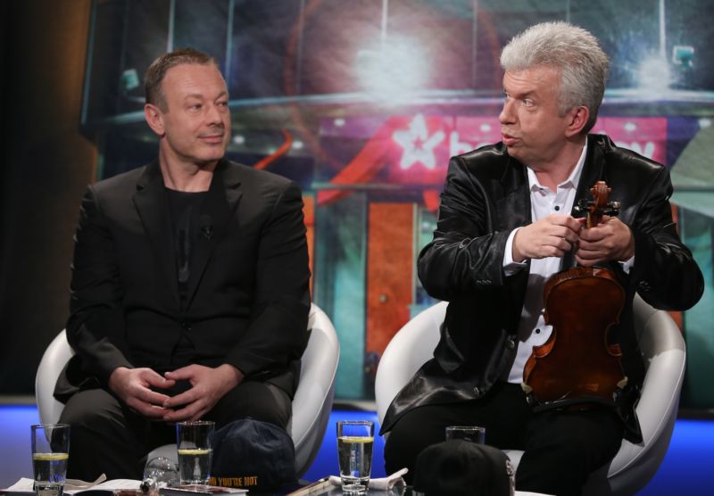 Houslista Jaroslav Svěcený (vpravo) byl v květnu 2015 hostem pořadu Nikdo není perfektní na televizní stanici TV Barrandov. Houslista Jaroslav Svěcený (vpravo) byl v květnu 2015 hostem pořadu Nikdo není perfektní na televizní stanici TV Barrandov.
