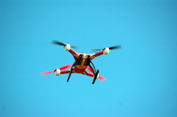 Dron ve Francii zachraňuje pokusně tonoucí (ilustrační foto).