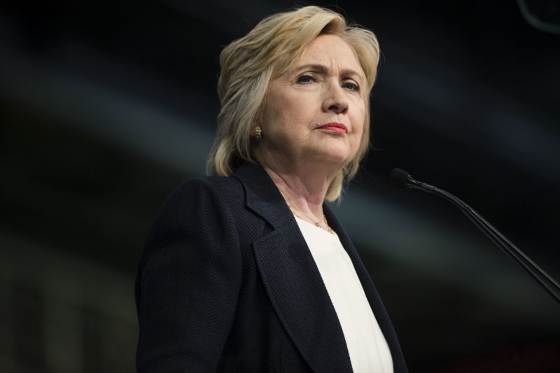 Demokratická kandidátka na prezidentský post Hillary Clintonová je znepokojená chováním protikandidáta Trumpa, který podle ní sympatizuje s ruským prezidentem Putinem. Demokratická kandidátka na prezidentský post Hillary Clintonová je znepokojená chováním protikandidáta Trumpa, který podle ní sympatizuje s ruským prezidentem Putinem.