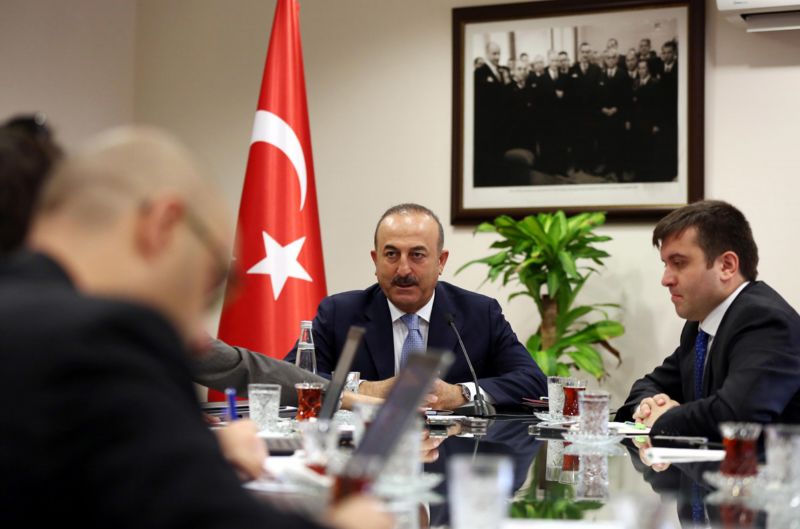 Turecko prostřednictvím svého ministra zahraničí Mevlüta Çavuşoglua hrozí Evropské unii vypovězením dohody o migrantech, tvrdí to německý list Frankfurter Allgemeine Zeitung.