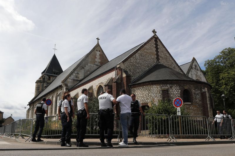 Francouzská policie obvinila dva muže spojené s úterní vraždou v kostele ve městě Saint-Étienne-du-Rouvray.