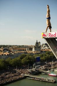 Michal Navrátil v seriálu Red Bull Cliff Diving.
