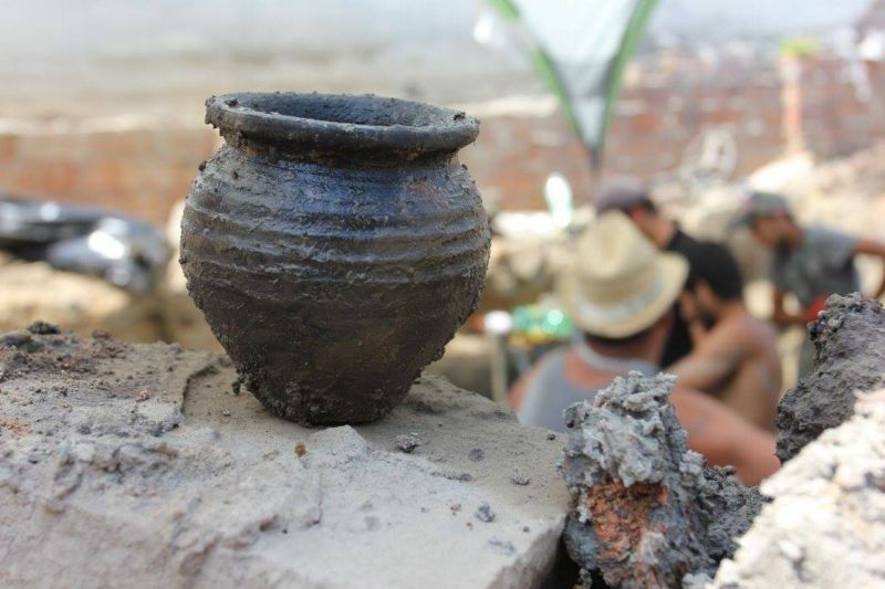 Mimo jiné našli archeologové i keramické nádoby, zvířecí kosti, mince či kožený opasek.