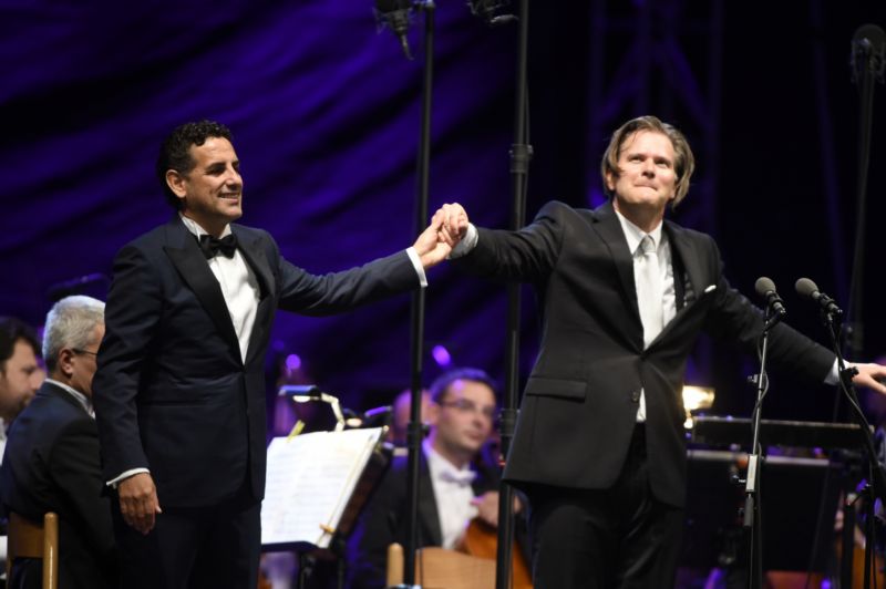 Úvodní večer 16. července 25. ročníku Mezinárodního hudebního festivalu Český Krumlov koncertoval tenorista Juan Diego Flórez (vlevo), jako dirigent se představil Christopher Franklin.