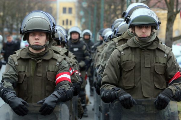 Více než stovka vojáků střeží ve Vídni 20 velvyslanectví a další objekty.