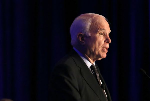 Senátor John McCain.