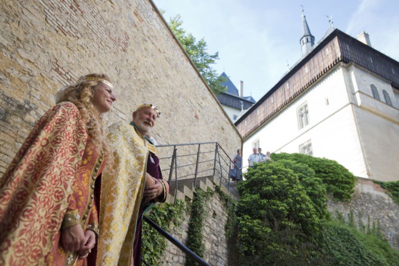 Císař římský a král český Karel IV. s chotí českou královnou Eliškou Pomořanskou v dobových kostýmech na nádvoří hradu Karlštejn.