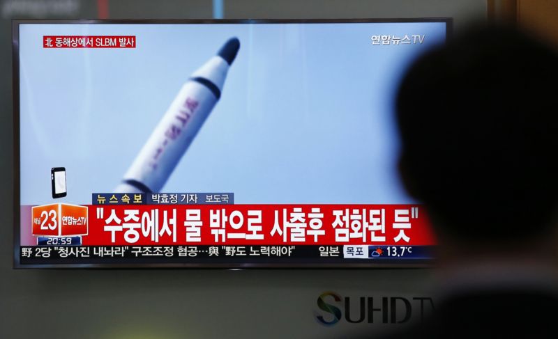 Vysílání o odpálení rakety směrem k Jižní Koreji.