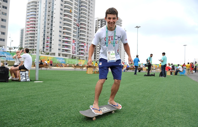 Kajakář Jiří Prskavec se v olympijské vesnici projel i na skateboardu.