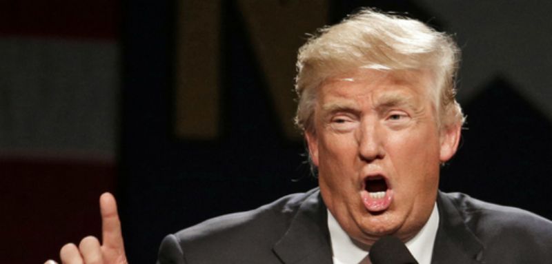Zdá se, že Trumpovi hoří koudel za patami. 