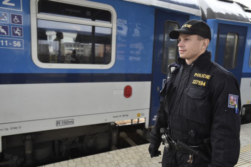 Telefonní linka bude od pátku fungovat nepřetržitě. Policisté se zaměří na hlídání tzv. "měkkých cílů", což podle ministerstva vnitra jsou místa s vysokou koncentrací lidí, která nejsou trvale chráněna a jsou snadno dostupná.