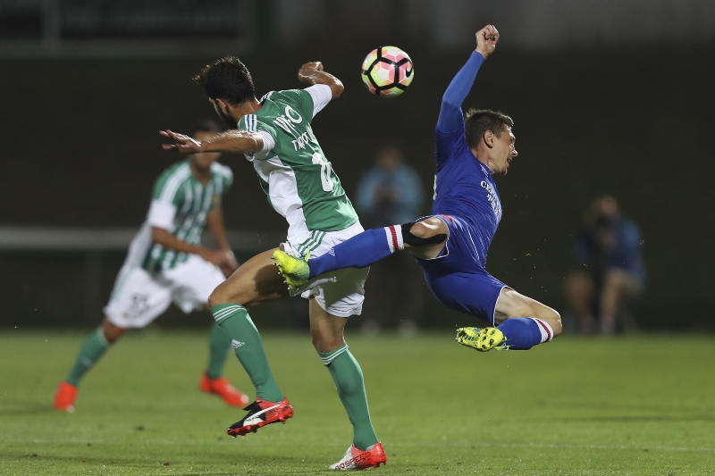 Fotbalista Slavie Jiří Bílek (vpravo) v souboji s Tarantinim.