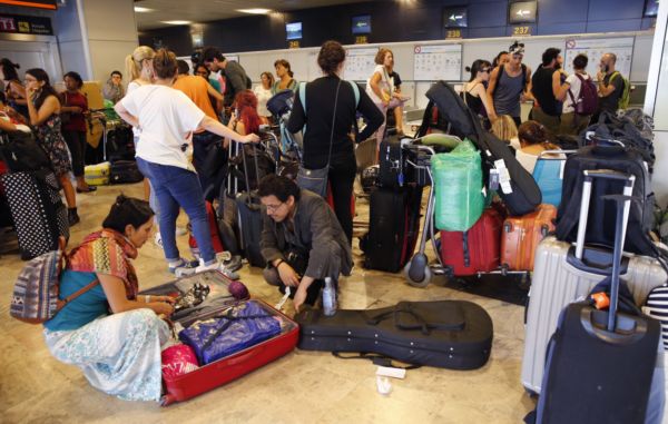 Téměř dvě stovky Mexičanů bivakují na madridském letišti Barajas.
